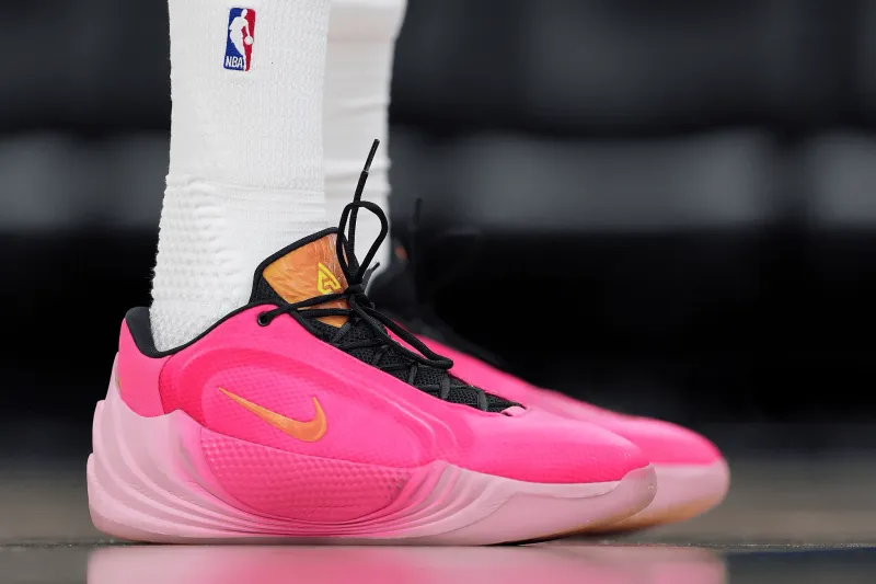 澳洲幸运10-阿德托昆博穿着Freak8，得到24分5篮板4助攻1抢断